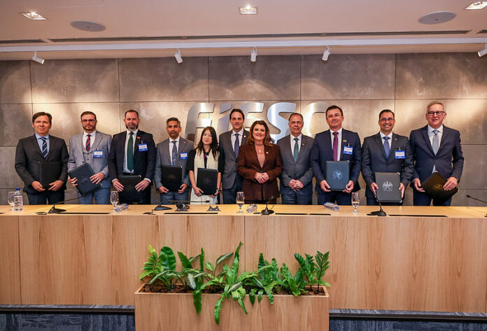 Autoridades e embaixadores honorários reunidos no Painel Santa Catarina no Sul do Mundo, na sede da Fiesc, em Florianópolis