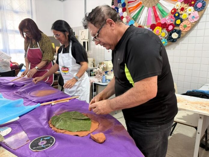 Participantes da oficina de cerâmica em Itapema modelando peças em argila para a decoração e a gastronomia do AÇOR.