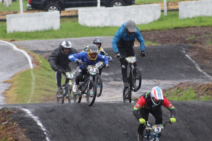 Pilotos de BMX da equipe de Balneário Camboriú durante a 5ª etapa do Campeonato Catarinense, em Lages.