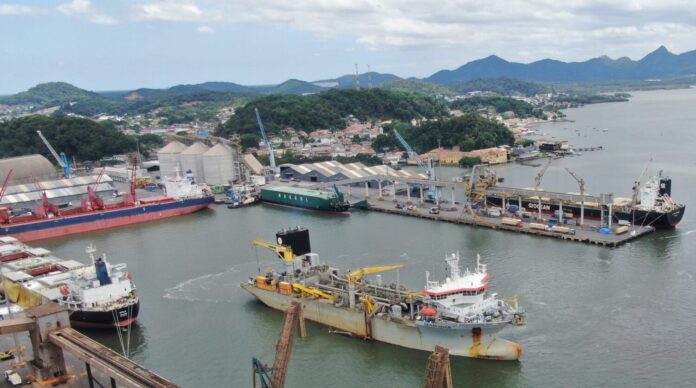 Dragagem de manutenção na dársena do Porto de São Francisco do Sul