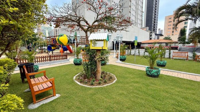 Parquinho infantil com bancos em praça de bairro de Itapema