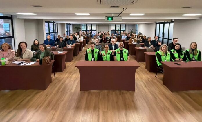 Representantes de Procons municipais participam do Procon Capacita, sobre fiscalização de combustíveis, no SESC Cacupé, em Florianópolis