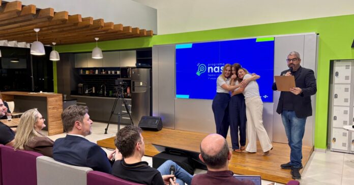 Empreendedores participam de apresentação de pitch na etapa regional do Programa Nascer, em Santa Catarina.