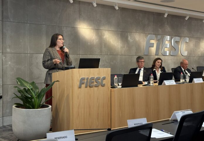 Reunião do Conselho de Desenvolvimento da Indústria de Defesa (Condefesa) na FIESC, em Florianópolis, com a presença da gerente de Inovação da Fapesc.