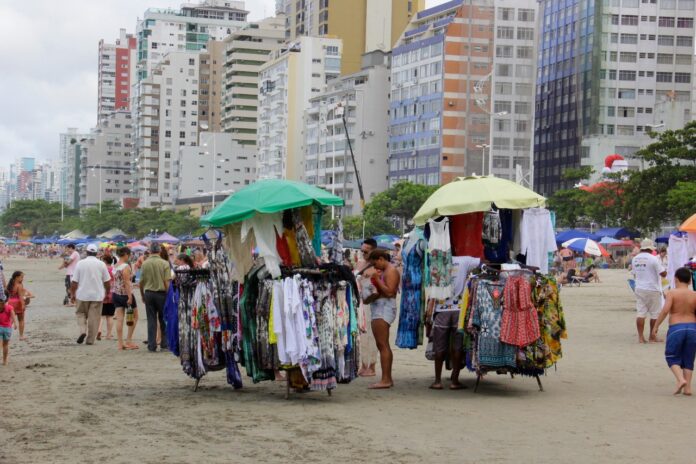 Faixa de areia de praia de Balneário Camboriú, onde atuam os ambulantes licenciados na temporada.