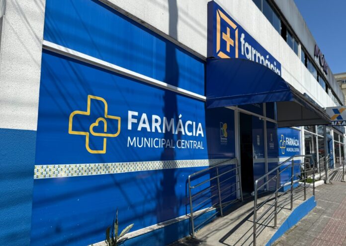 Entrada da Farmácia Central de Balneário Camboriú, que agora conta com o Programa Posso Ajudar no acolhimento de pacientes