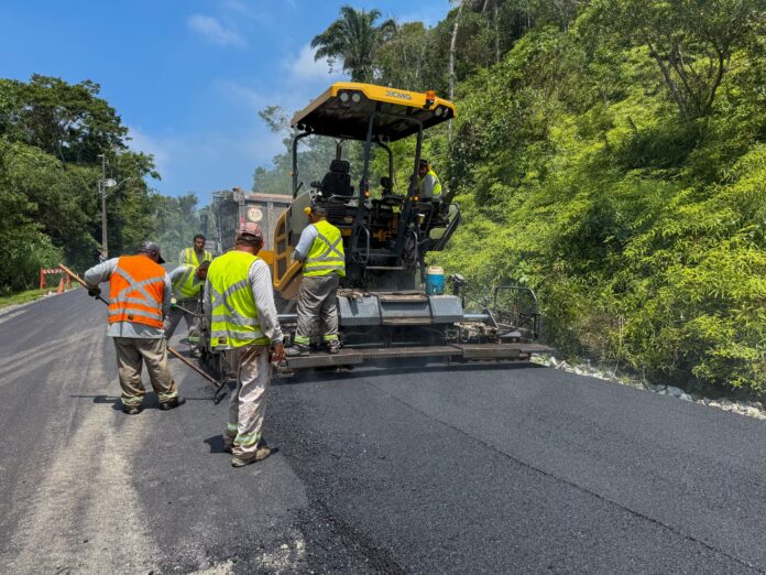 Obra de repavimentação de rua no Bairro Estaleiro, em Balneário Camboriú