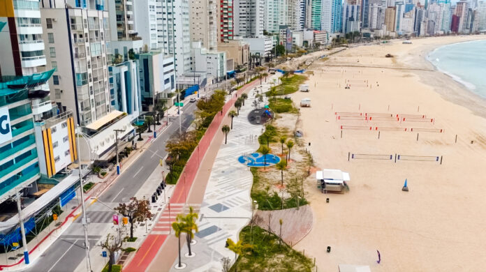 Orla da Praia Central de Balneário Camboriú, tema da reunião pública sobre ações ambientais da reurbanização.