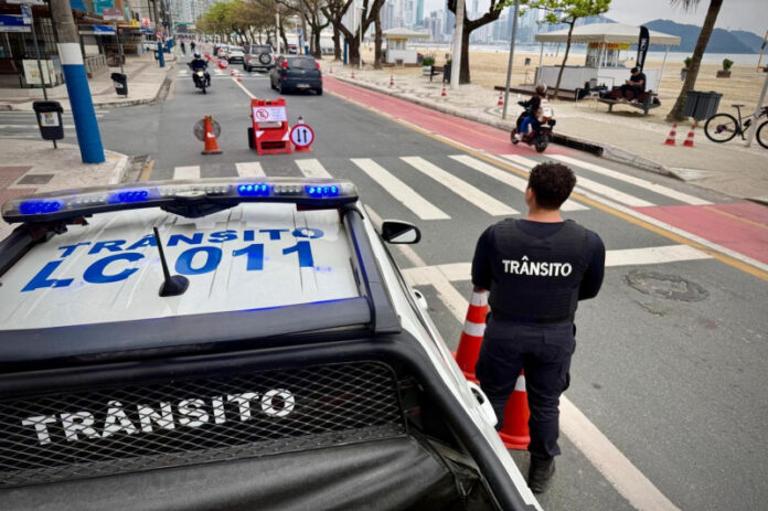 Trecho da Rua 3700, em Balneário Camboriú, onde ocorrem obras de esgotamento sanitário com interdições de trânsito.