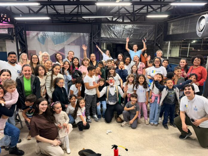 Apresentação de teatro e palhaçaria do espetáculo 