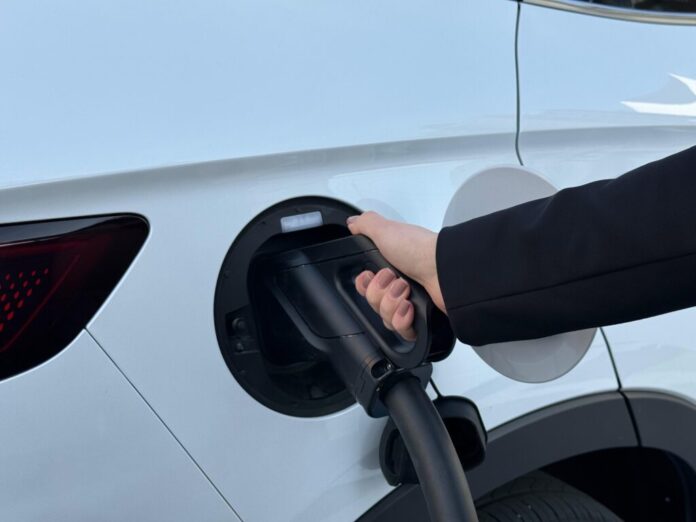 Estação de recarga para veículos elétricos e híbridos instalada no Terminal Rodoviário de Itapema