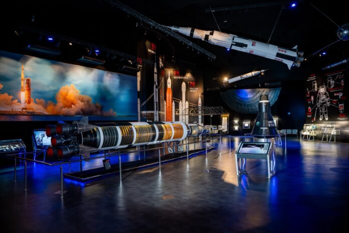 Réplica do foguete Saturn V instalada na fachada do Space Adventure, em Balneário Camboriú (SC)