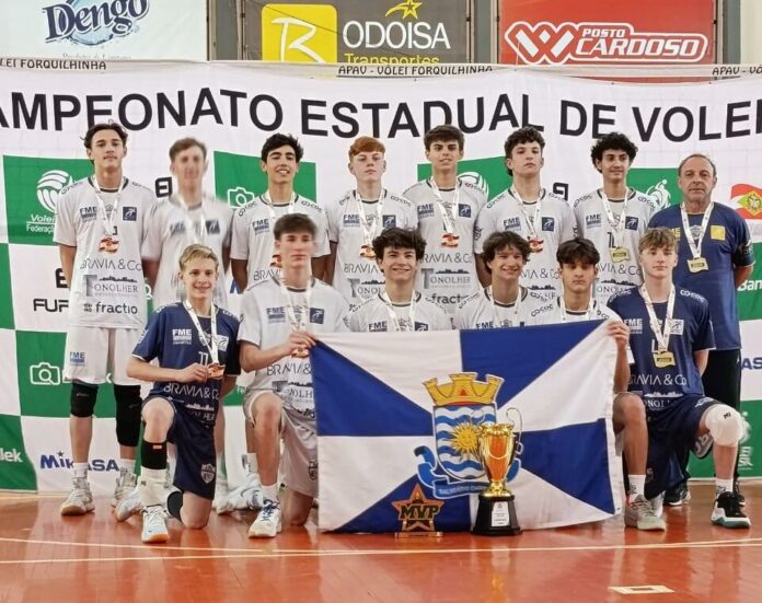 Atletas da equipe Sub-16 masculina de vôlei de Balneário Camboriú comemoram o título catarinense da Série Ouro.