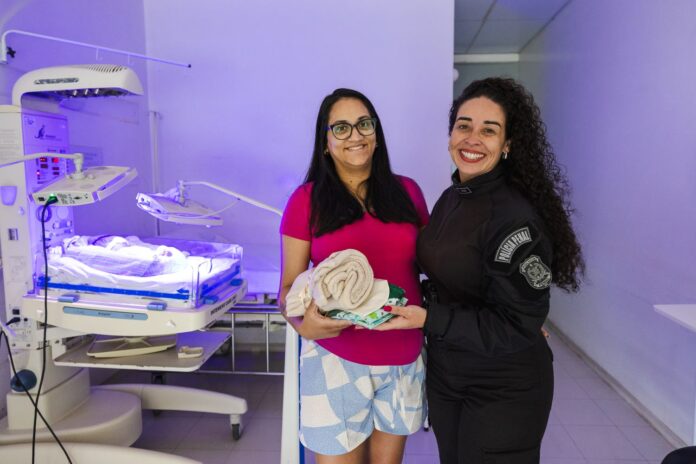 Kits com toucas e cueiros para recém-nascidos entregues à Maternidade do Hospital Regional de São José