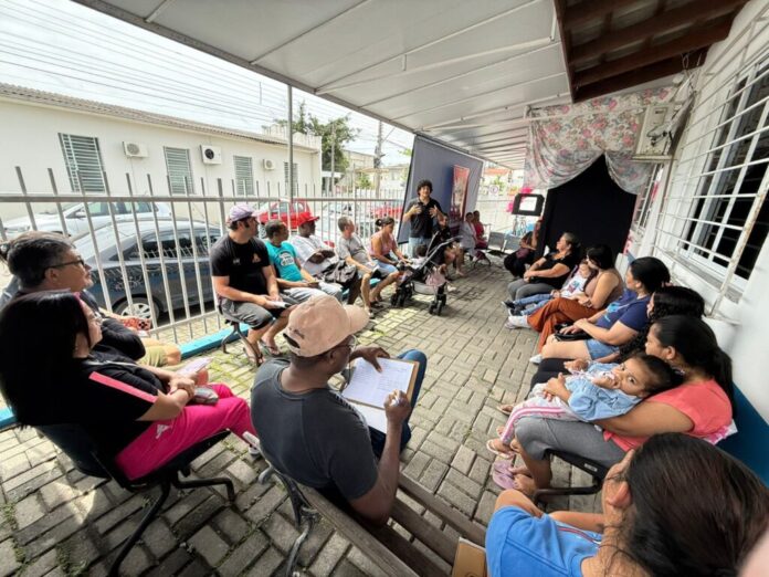 Fachada de uma Unidade Básica de Saúde de Itapema durante a campanha Outubro Rosa