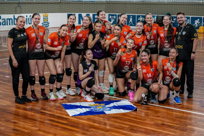 Atletas da equipe feminina Sub-16 de voleibol da FME de Balneário Camboriú durante a Liga Catarinense.